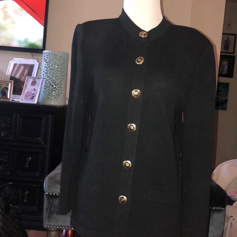 Beautiful St. John button down sweater.​